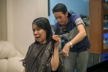 Việt Hương khóc mếu vì bị Hoài Linh cắt tóc