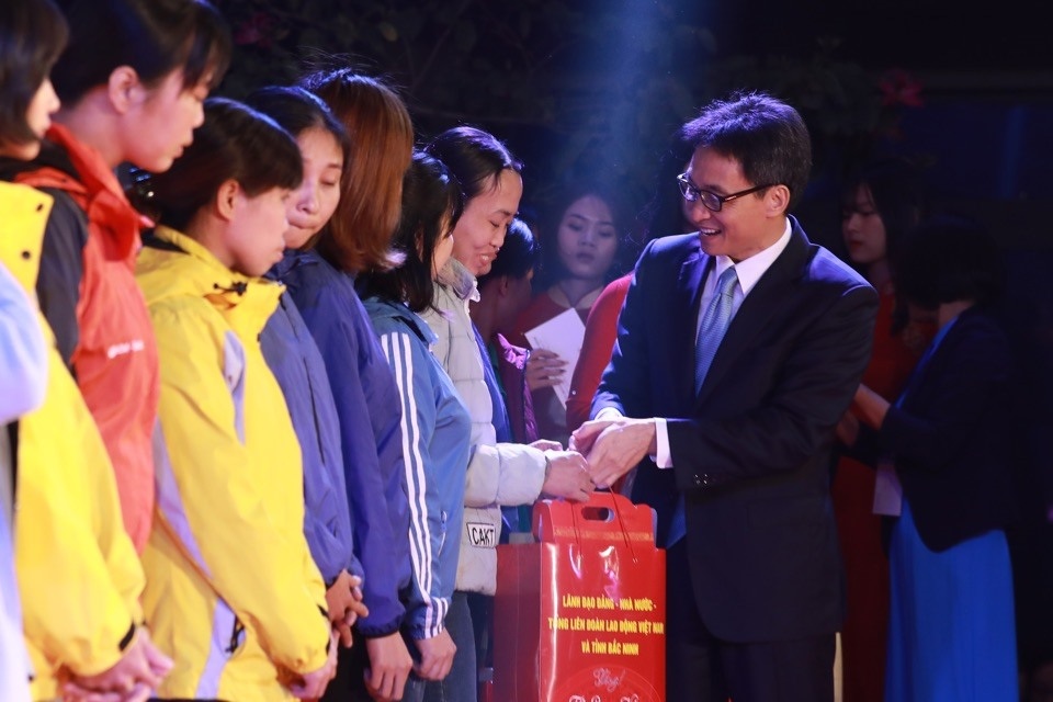 Bắc Ninh: Trao 7.000 vé tàu xe cho công nhân lao động về quê đón Tết Canh Tý - 1 Bắc Ninh: Trao 7.000 vé tàu xe cho công nhân lao động về quê đón Tết Canh Tý - 1
