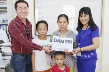 Trao hơn 68 triệu đồng đến người mẹ có 2 con cùng mắc bệnh tan máu bẩm sinh