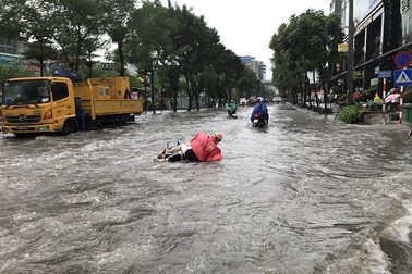 Đường phố Hà Nội thành sông, người dân “be bờ” ngăn nước vào nhà