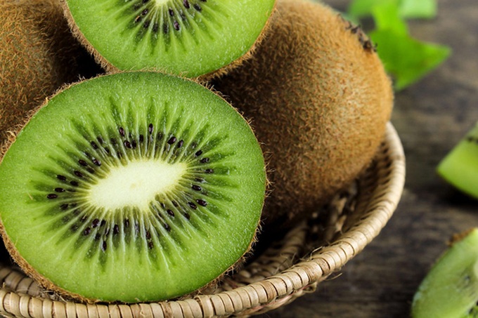 Theo các chuyên gia, kiwi là một trong những loại trái cây giàu dinh dưỡng nhất vì hàm lượng vitamin C cao, khoảng 70 mg trong 100 g kiwi. Chưa kể, kiwi còn chứa nhiều kali, axit omega 3 và các chất chống oxy hóa khác. 