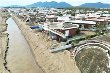 Vụ biệt thự "đổ gục" trong bão Bualoi: Nghi chưa xây kè biển