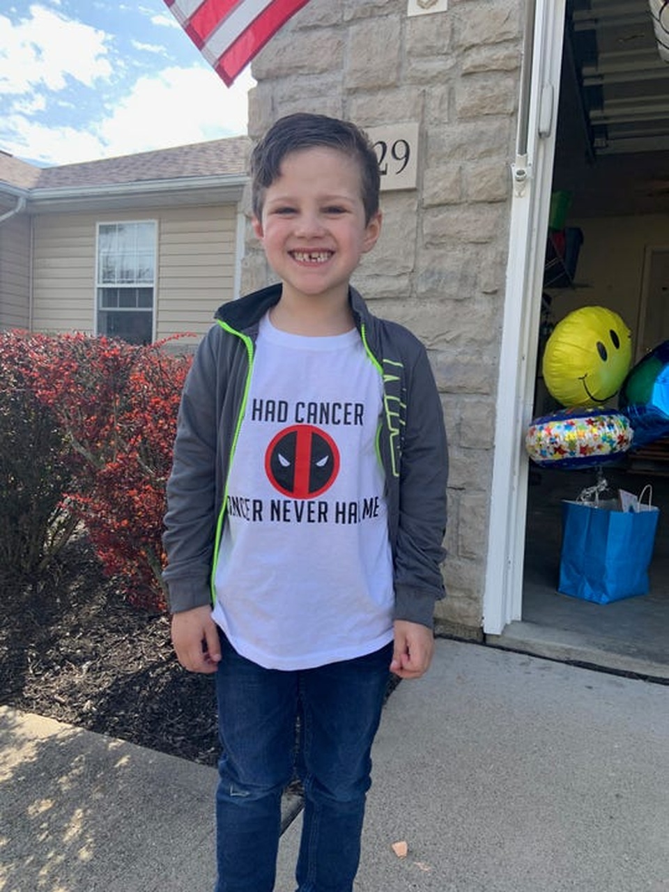 Đoàn xe cảnh sát diễu hành mừng cậu bé 6 tuổi chiến thắng ung thư - 1 Đoàn xe cảnh sát diễu hành mừng cậu bé 6 tuổi chiến thắng ung thư - 1