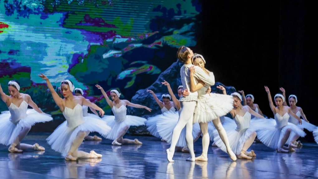 Ballet Hồ thiên nga tỏa sáng và đầy mê hoặc trên sân khấu - 2 Ballet Hồ thiên nga tỏa sáng và đầy mê hoặc trên sân khấu - 2