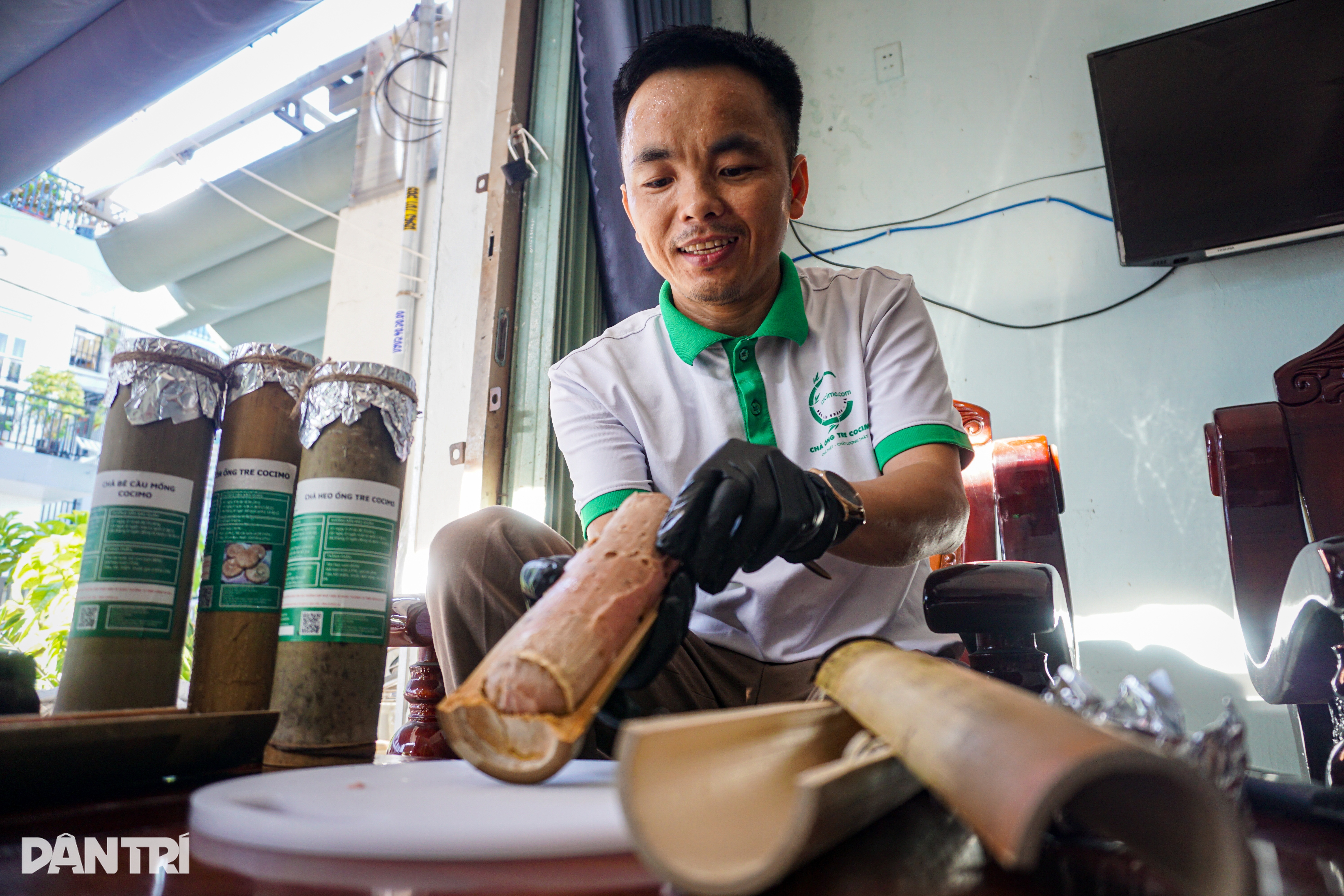 Chàng trai bỏ cả tỷ đồng để bắt con tôm chui vào ống tre - 1 Chàng trai bỏ cả tỷ đồng để bắt con tôm chui vào ống tre - 1