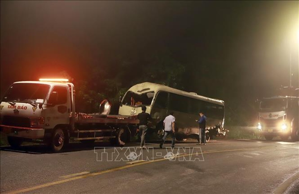 Xe chở 28 cán bộ hưu trí bệnh viện quân y lao xuống vực sâu Tam Đảo - 3 Xe chở 28 cán bộ hưu trí bệnh viện quân y lao xuống vực sâu Tam Đảo - 3