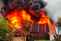 Kho nhựa ở Quảng Nam bốc cháy dữ dội