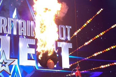 Tiết mục mạo hiểm “đùa với lửa”