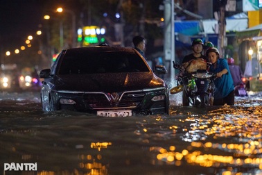 Ngày thứ 3 triều cường TPHCM đạt đỉnh: Đường "hóa" sông, ô tô chết máy