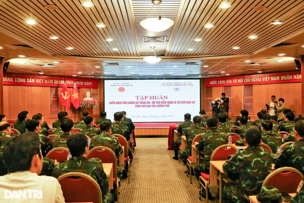 Bộ Quốc phòng bàn giao 40 đăng kiểm viên cho Cục Đăng kiểm Việt Nam - 1 Bộ Quốc phòng bàn giao 40 đăng kiểm viên cho Cục Đăng kiểm Việt Nam - 1