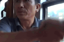 Được người lạ mời ăn trên tàu, khách Tây bất ngờ vì người Việt quá tốt tính