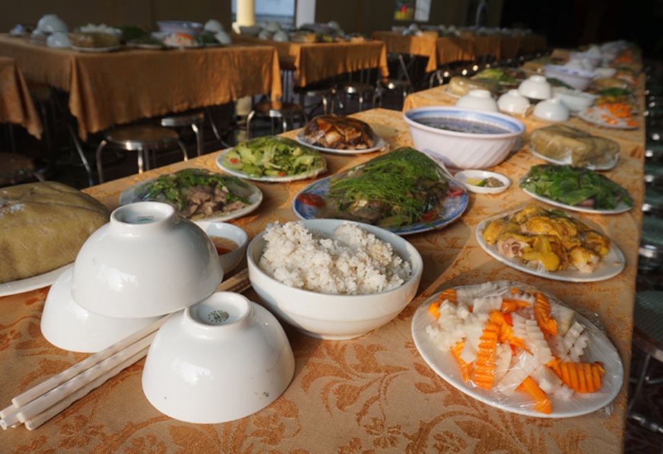 Lắng lòng bên mâm cơm tất niên ở trại giam - 3 Lắng lòng bên mâm cơm tất niên ở trại giam - 3