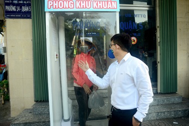 Ủy ban phường trang bị buồng khử khuẩn để tiếp đón dân