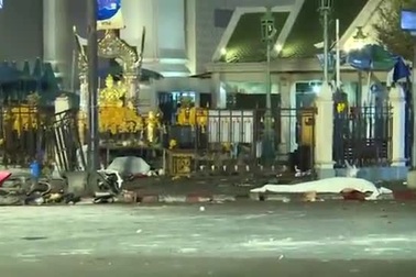 Hiện trường ngổn ngang sau vụ đánh bom rung chuyển Bangkok