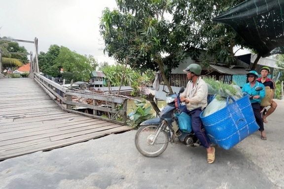 Cầu gỗ mục, rung lắc nghiêm trọng, nhiều học sinh thấp thỏm khi đến trường