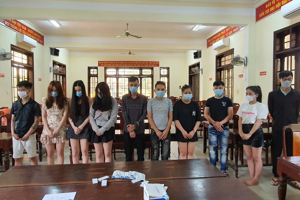 14 nam nữ thanh niên rủ nhau mở tiệc ma túy trong nhà nghỉ - 1 14 nam nữ thanh niên rủ nhau mở tiệc ma túy trong nhà nghỉ - 1