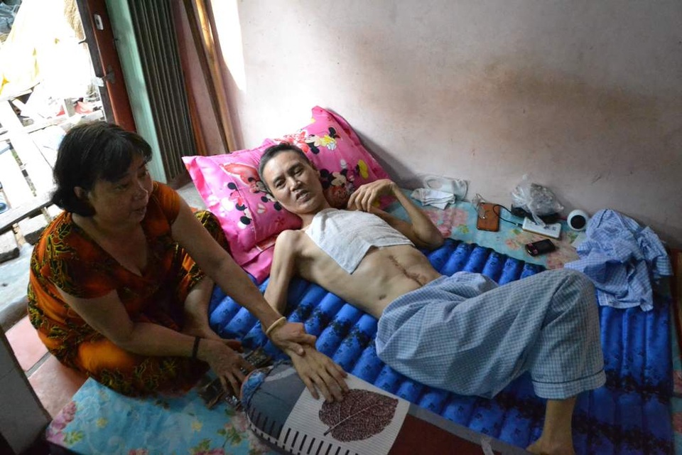 Bệnh tật dồn dập, thầy giáo nghèo nghẹn ngào mong các nhà hảo tâm cứu mạng - 1 Bệnh tật dồn dập, thầy giáo nghèo nghẹn ngào mong các nhà hảo tâm cứu mạng - 1