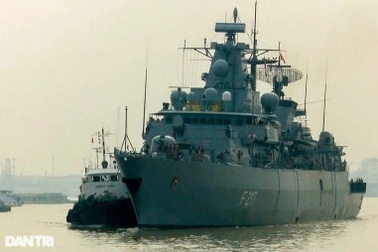 Cận cảnh khinh hạm Bayern của Đức cập bến Nhà Rồng thăm chính thức Việt Nam