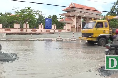 Quốc Lộ 53 đoạn qua Vĩnh Long đầy "ổ trâu"