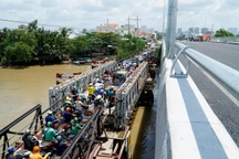 Đôi cầu Long Kiểng TPHCM: Cầu mới gần 600 tỷ đồng sắp xong, cầu cũ lại hỏng