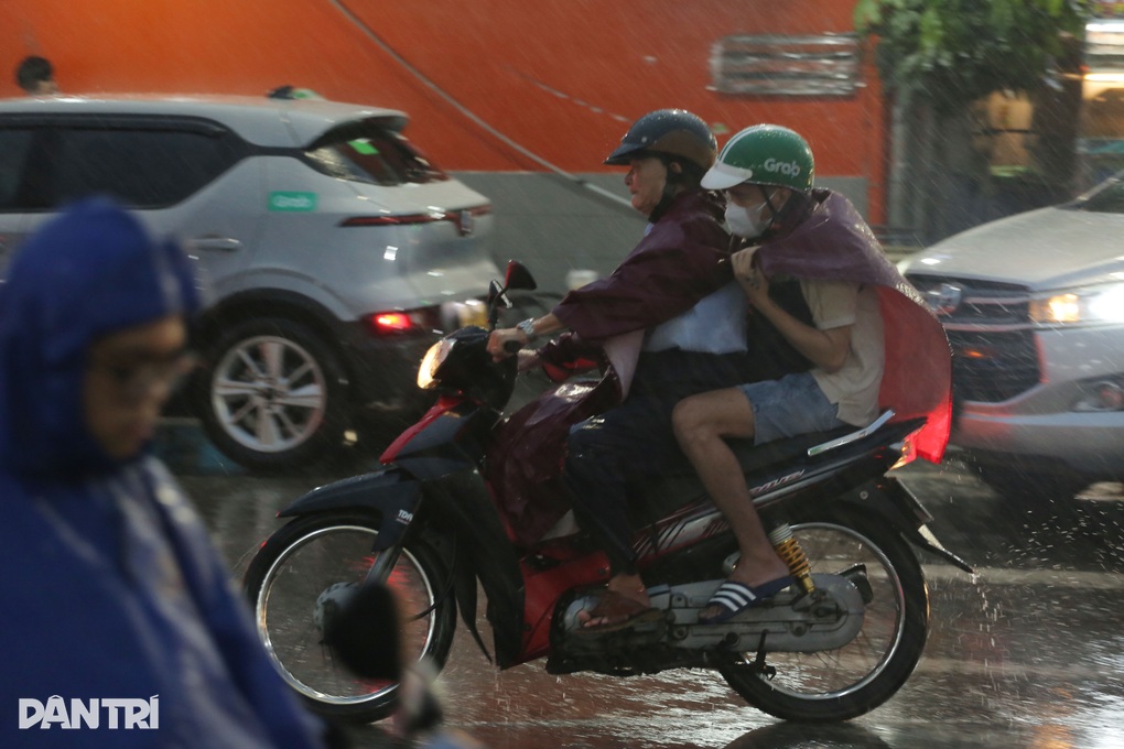 Người dân lỉnh kỉnh đồ đạc, đội mưa rời TPHCM đi nghỉ lễ Quốc khánh - 1 Người dân lỉnh kỉnh đồ đạc, đội mưa rời TPHCM đi nghỉ lễ Quốc khánh - 1