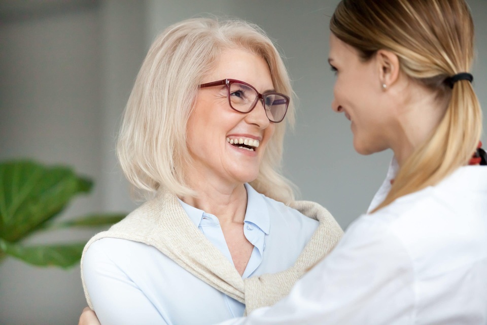 Món quà ý nghĩa để cải thiện sức khỏe thị lực của mẹ: Kính đa tròng Essilor - 1 Món quà ý nghĩa để cải thiện sức khỏe thị lực của mẹ: Kính đa tròng Essilor - 1