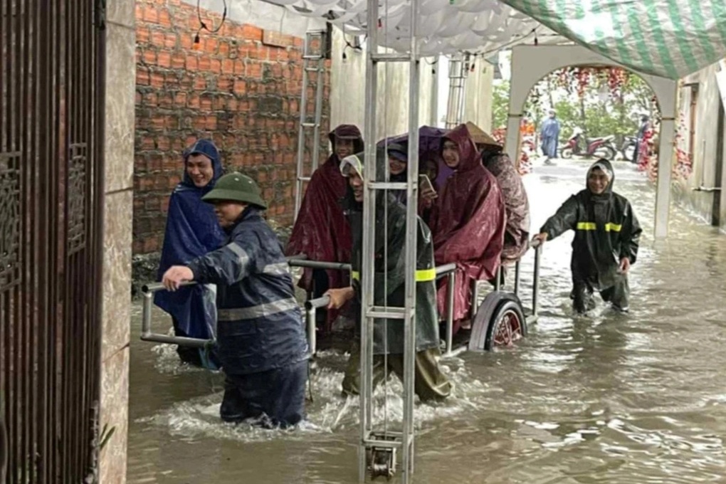 Mưa lớn gây ngập đường, gia chủ dùng xe kéo chở khách vào ăn cỗ cưới - 2 Mưa lớn gây ngập đường, gia chủ dùng xe kéo chở khách vào ăn cỗ cưới - 2