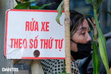 Giá rửa xe tăng gấp đôi ngày cận Tết nhưng "đắt mấy cũng phải chơi"