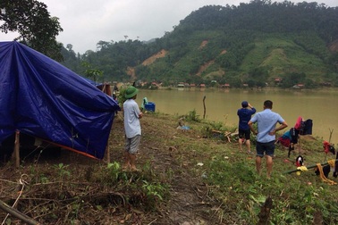 Xuất hiện điểm sạt lở nguy hiểm, hơn 100 người phải rời nhà đi tránh trú