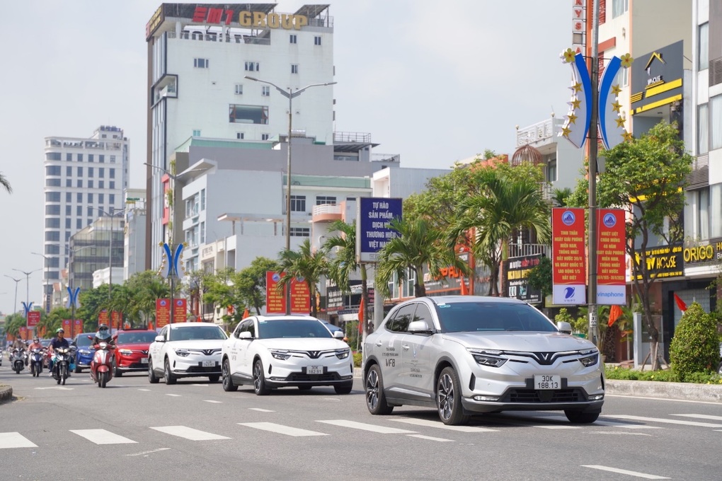 Dàn xe điện sắc màu của VinFast khuấy động đường phố Đà Nẵng - 4 Dàn xe điện sắc màu của VinFast khuấy động đường phố Đà Nẵng - 4