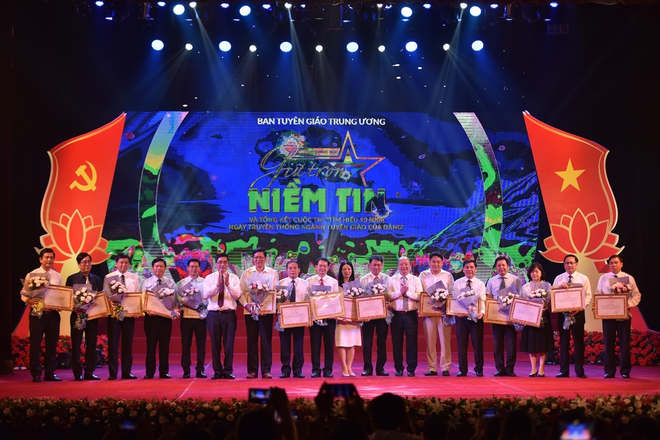 Trao giải cuộc thi tìm hiểu 90 năm ngành Tuyên giáo của Đảng - 5 Trao giải cuộc thi tìm hiểu 90 năm ngành Tuyên giáo của Đảng - 5