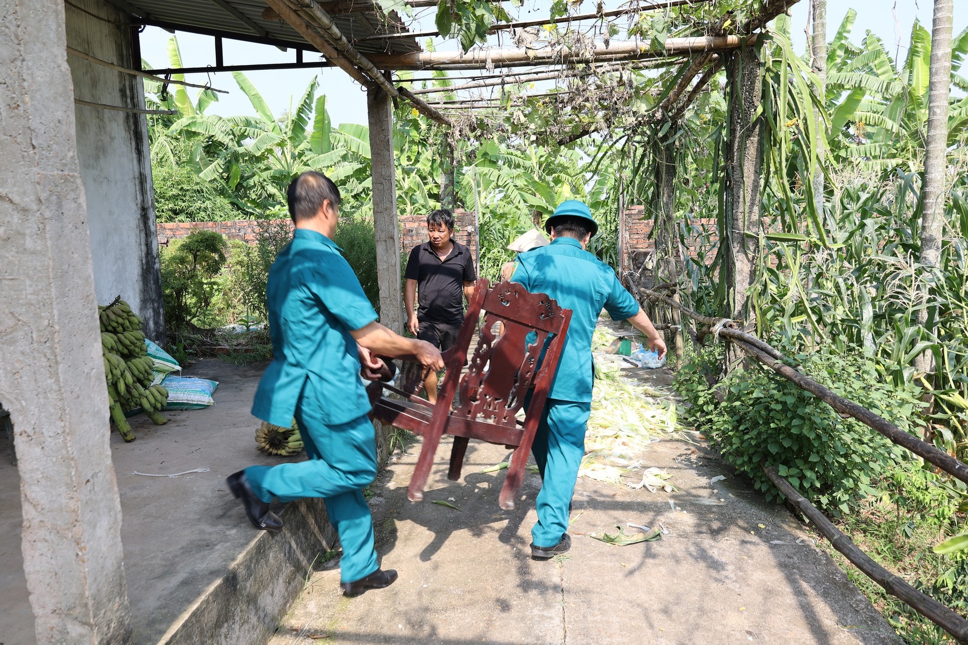 Sạt lở bờ sông uy hiếp xóm làng ở Phú Thọ - 6 Sạt lở bờ sông uy hiếp xóm làng ở Phú Thọ - 6