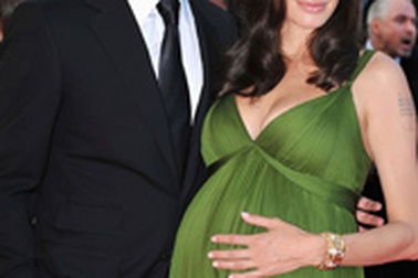 Angelina Jolie “vung” 140.000 đô sắm đồ cho baby trong bụng