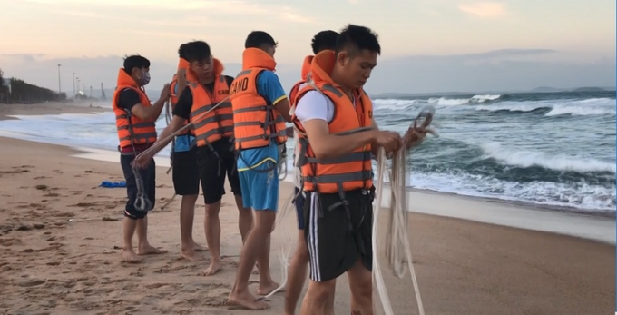 Lực lượng chức năng tìm kiếm nạn nhân.