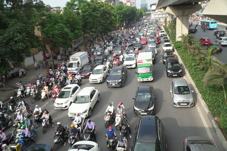 Học sinh được đến trường, “đặc sản” tắc đường trở lại Hà Nội - 2 Học sinh được đến trường, “đặc sản” tắc đường trở lại Hà Nội - 2