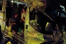 Ô tô khách chở 13 người đâm vào xe tải đậu bên đường