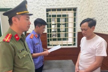 Một phóng viên tạp chí bị khởi tố vì sử dụng giấy tờ giả