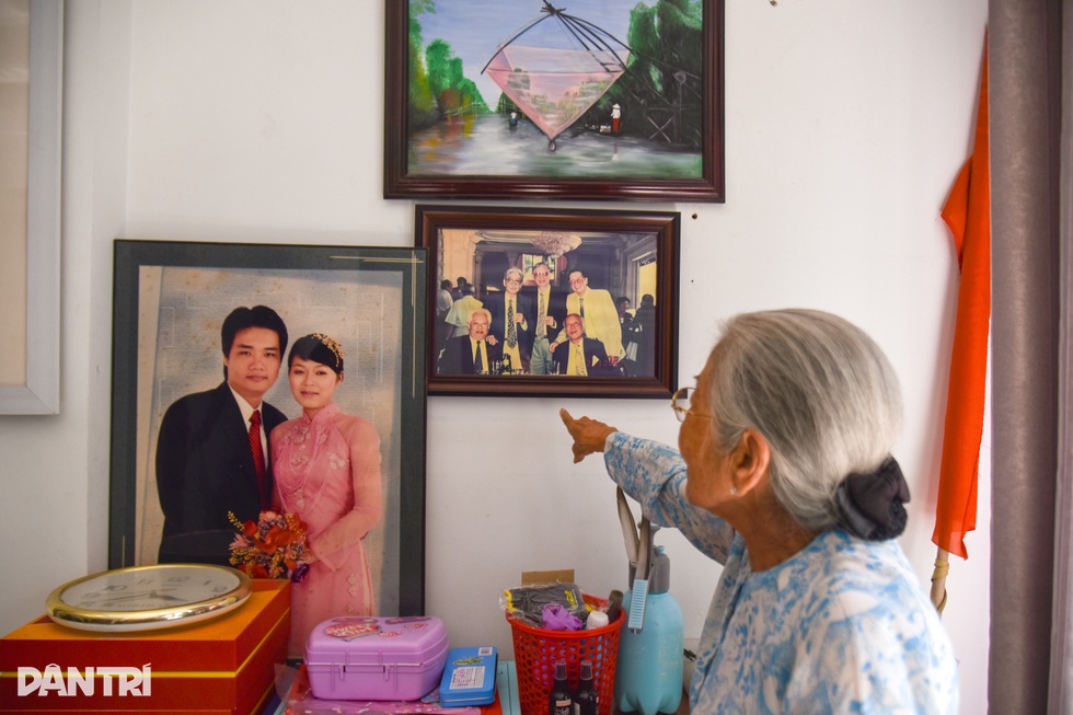 Nghệ sĩ Phi Điểu tuổi 90: Ở nhà bề thế, vẫn thích tự đi diễn bằng xe máy - 2 Nghệ sĩ Phi Điểu tuổi 90: Ở nhà bề thế, vẫn thích tự đi diễn bằng xe máy - 2