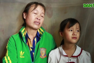 Con gái lớp 4 ôm mẹ khóc xin mẹ đừng chết