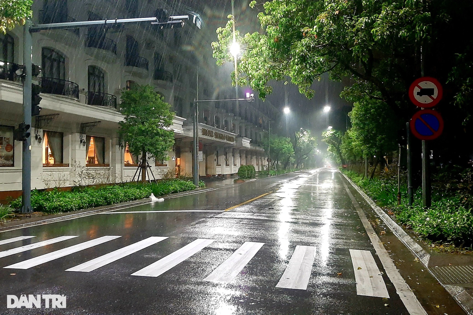 Đường phố Đà Nẵng, Hội An vắng lặng, nín thở chờ bão quét qua - 16 Đường phố Đà Nẵng, Hội An vắng lặng, nín thở chờ bão quét qua - 16
