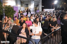 Giá iPhone 14 giảm sâu ngay khi lên kệ, dân xếp hàng dài chờ mua