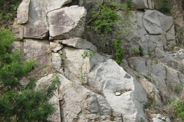 Tạm thông xe lên núi Cấm sau vụ lở đá kinh hoàng