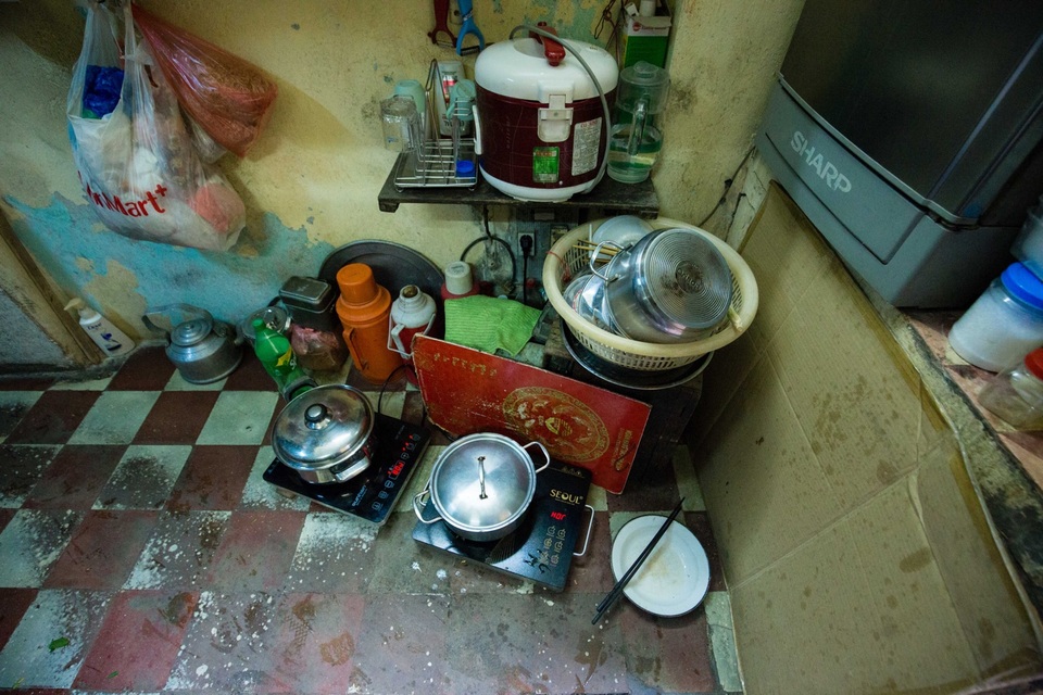 Sống khổ ở phố cổ Hà Nội: Căn nhà 9m2 là lối đi chung của 6 hộ dân khác - 5 Sống khổ ở phố cổ Hà Nội: Căn nhà 9m2 là lối đi chung của 6 hộ dân khác - 5