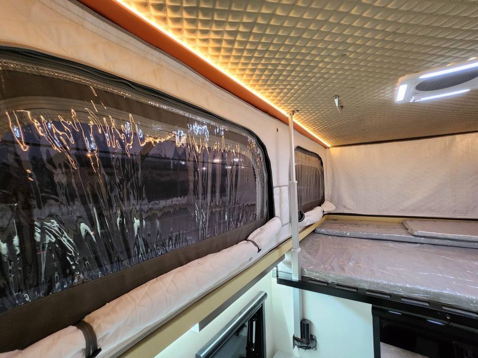 Con trai bỏ 300 triệu biến xe thành nhà di động đưa bố đẻ, bố vợ xuyên Việt - 4