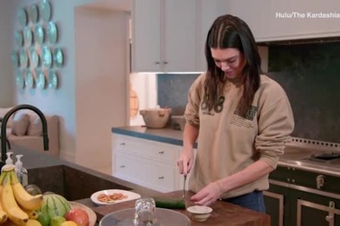 Xinh đẹp, nổi tiếng, giàu có, nhưng Kendall Jenner... vụng về "vô đối"