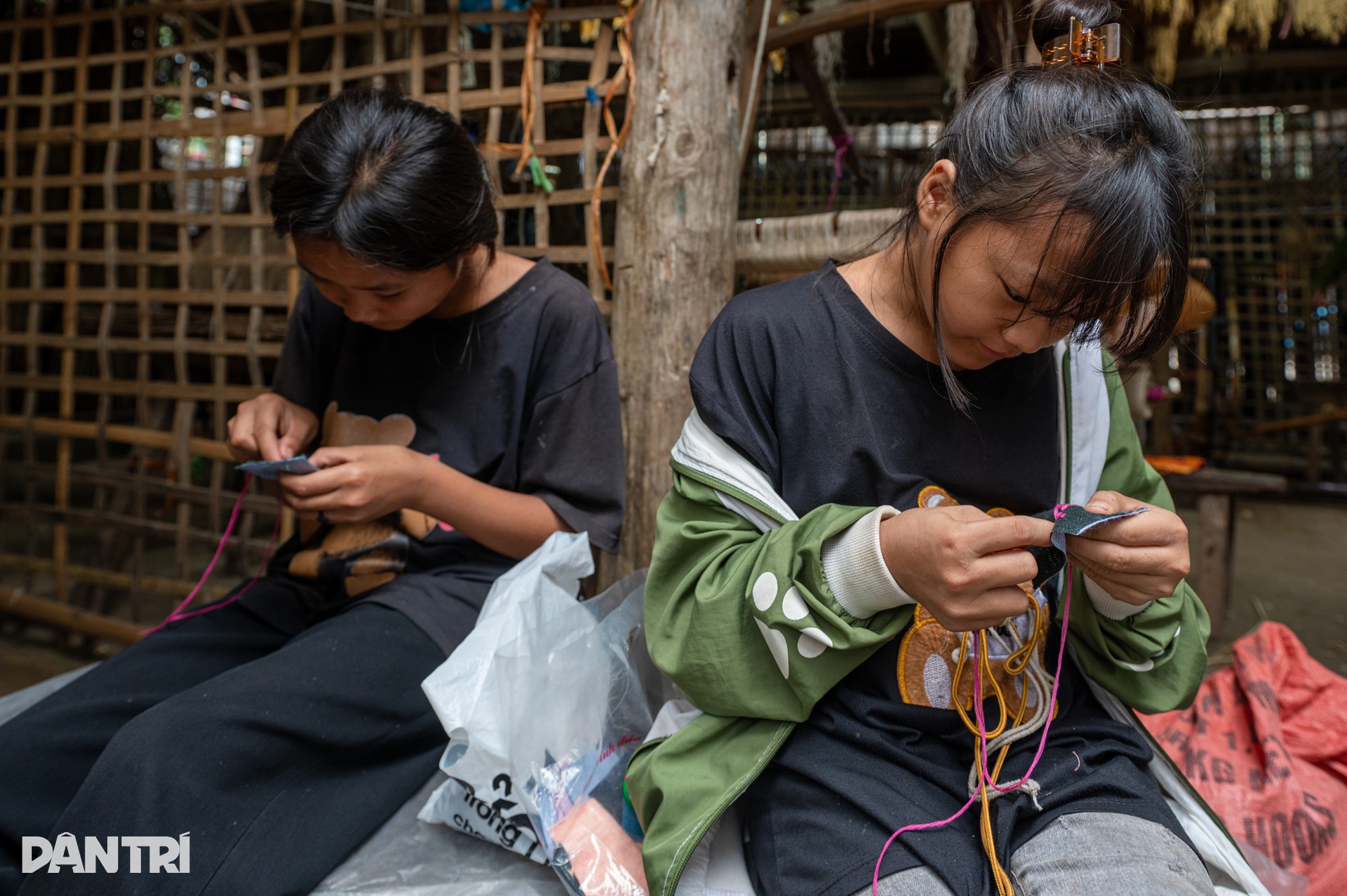 Phụ nữ Mông ổn định kinh tế, đưa sản phẩm dệt lanh Lùng Tám ra thế giới - 16 Phụ nữ Mông ổn định kinh tế, đưa sản phẩm dệt lanh Lùng Tám ra thế giới - 16