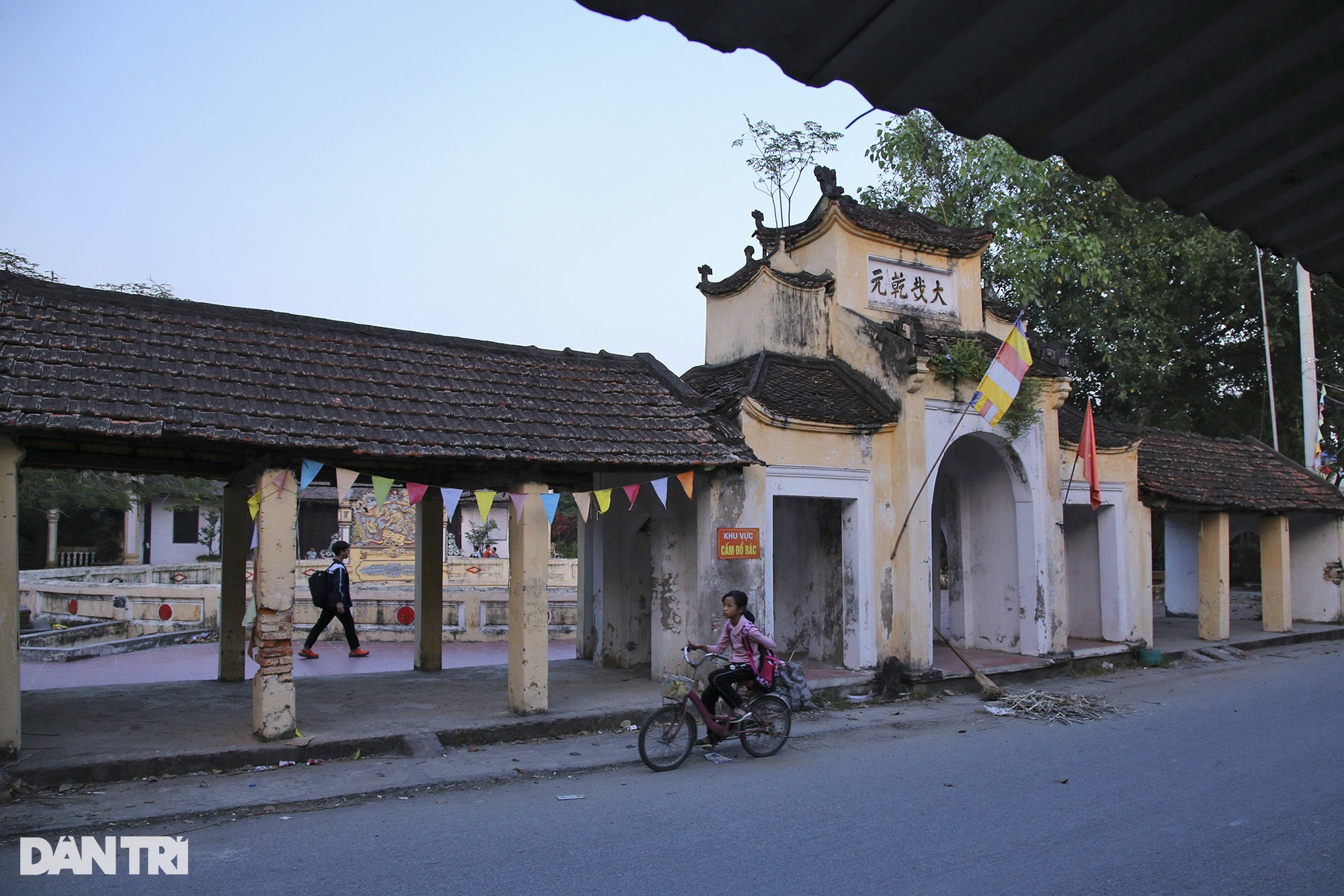 Không gian làng ngoại thành Hà Nội chật chội như trong phố - 11