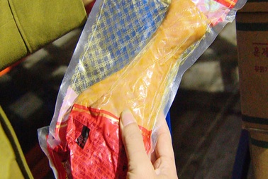 10 tấn đùi gà Hàn Quốc đã hết hạn sử dụng gần 1 năm bị phát hiện, thu giữ