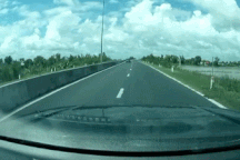 Tài xế ô tô bật đèn cảnh báo, phóng ngược chiều trên đường cao tốc