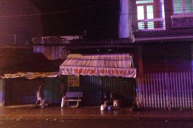 Cha túm tóc để con gái rạch mặt “tình địch”